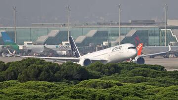 Una veintena de personas escapan de un avi車n en el aeropuerto de Barcelona