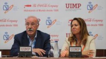 Vicente del Bosque, junto a Ana Muñoz, directora general de Deportes, en Santander.
