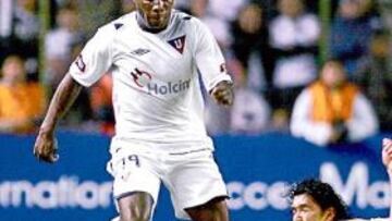 <b>EL PRIMERO. </b>Joffre Guerrón, de blanco en la foto, procede del LDU de Quito.