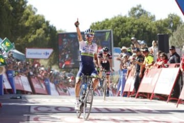 El ciclista colombiano del equipo Orica Esteban Chaves se proclama vencedor de la segunda etapa de la Vuelta Ciclista a España, con salida en Alhaurín de la Torre y llegada en Caminito del Rey, con una distancia de 158'7 kilómetros. 