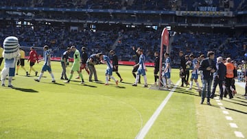 Salida de los jugadores al partido del Espanyol