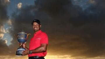 Tiger Woods con el trofeo de campe&oacute;n del Cadillac.