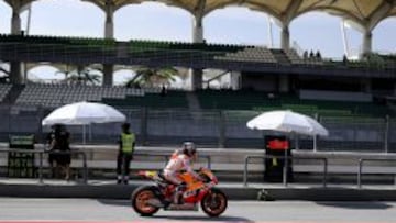 Marc Márquez en el pit lane de Sepang.