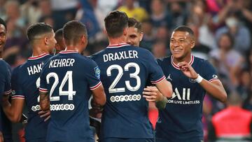 Paris (France), 14/08/2021.- Paris Saint Germain&#039;s Julian Draxler (C) reacts with teammates after scoring during the French Ligue 1 soccer match between Paris Saint Germain and Strasbourg at the Parc des Princes stadium in Paris, France, 14 August 20