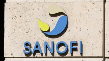FILE PHOTO: The logo of Sanofi is seen at the company&#039;s headquarters in Paris, France, April 24, 2020.  REUTERS/Charles Platiau/File Photo