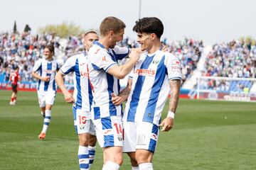 Brasanac celebra con Juan Cruz un gol del argentino.