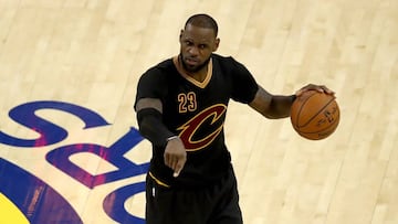 OAKLAND, CA - JUNE 04: LeBron James #23 of the Cleveland Cavaliers controls the ball against the Golden State Warriors in Game 2 of the 2017 NBA Finals at ORACLE Arena on June 4, 2017 in Oakland, California. NOTE TO USER: User expressly acknowledges and agrees that, by downloading and or using this photograph, User is consenting to the terms and conditions of the Getty Images License Agreement.   Ezra Shaw/Getty Images/AFP
 == FOR NEWSPAPERS, INTERNET, TELCOS &amp; TELEVISION USE ONLY ==