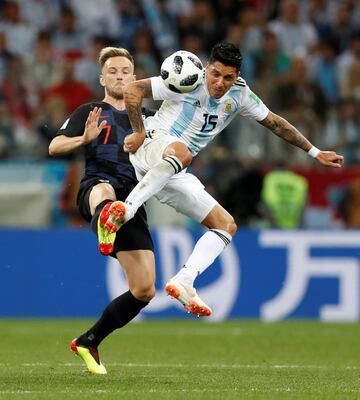 Enzo Pérez con Ivan Rakitic.