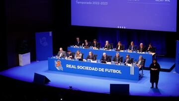 GRAFCAV7031. SAN SEBASTIÁN (ESPAÑA), 14/12/2023.- El presidente de la Real Sociedad, Jokin Aperribay (c), preside este jueves en San Sebastián la Junta General Ordinaria de Accionistas. EFE/Juan Herrero