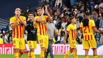 MADRID, 30/10/2022.- Los jugadores del Girona FC celebran el empate con la afición tras el partido de LaLiga de fútbol de Primera División que Real Madrid y Girona FC disputaron este domingo en el estadio Santigo Bernabéu, en Madrid. EFE/Sergio Pérez
