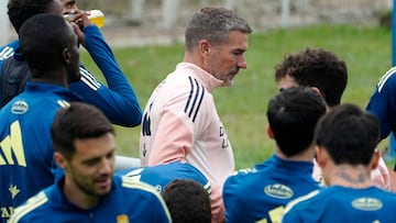 REQUEXÓN, 13/10/2025.- El nuevo entrenador del Real Oviedo, Luis Carrión, durante el primer entrenamiento de la semana cara al partido del próximo viernes en el Estadio Carlos Tartiere en la novena jornada de LaLiga ante el Español. EFE/Paco Paredes