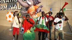 Abidjan (Ivory Coast), 11/01/2024.- Burkinabe supporters cheer in front of Felix Houphouet-Boigny international airport to welcome the Burkina Faso national team ahead of the 2023 Africa Cup of Nations (AFCON), in Abidjan, 11 January 2024.