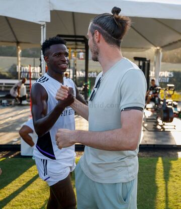 Vinicius y Bale se saludan.
