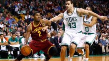 Kyrie Irving intenta la penetración ante la oposición de Kris Humphries.