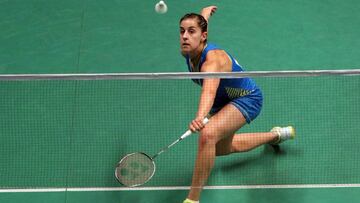 Carolina Mar&iacute;n devuelve el volante durante un partido del Abierto de Malasia.