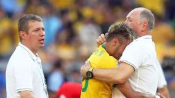 Scolari abraza a Neymar tras la tanda de penaltis.