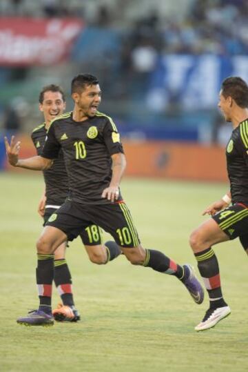 Jesús Corona celebra con mucha euforia su anotación.

