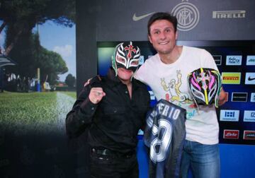 Una foto con mucho lujo. El día que Mysterio conoció al argentino Javier Zanetti