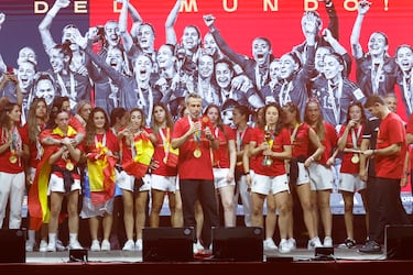 Jorge Vilda, entrenador de España, se dirige a los asistenes en la Explanada del Puente del Rey en Madrid Río.
