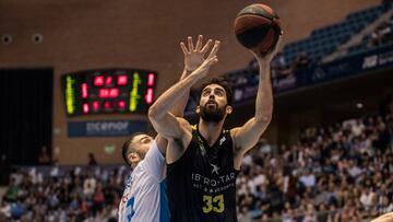 Javi Beirán lanza ante la defensa de Vasileiadis.