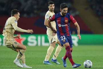 El centrocampista alemán del Barcelona  Ilkay Gundogan golpea el balón durante el partido.