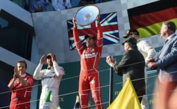 Sebastian Vettel levanta su trofeo tras ganar por delante de Lewis Hamilton segundo, y Valtteri Bottas.