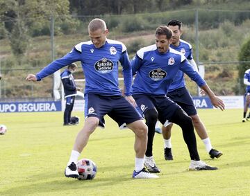 El nuevo centro del campo de los gallegos en Segunda B respira veteranía. 35 y 32 años respectivamente para ambos, el gran capitán y el costarricense demuestran su compromiso con el club para devolverlo a Segunda.