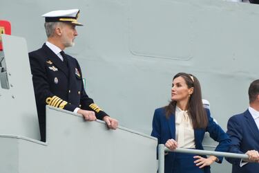 Los Reyes Felipe VI y Letizia presiden el acto de despedida del buque escuela 'Juan Sebastián de Elcano' en el Puerto de Cádiz. 