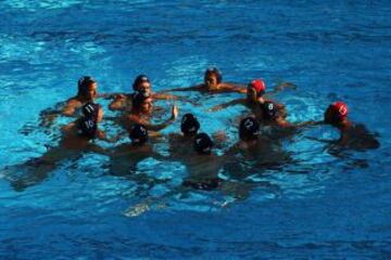 Equipo estadounidense masculino de waterpolo en la ronda previa antes del partido contra Sudáfrica.