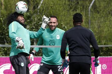 El guardameta del Napoli se encuentra en Colombia por motivos familiares, aprovechó para entrenar con Atlético Nacional  y compartir con René Higuita. 