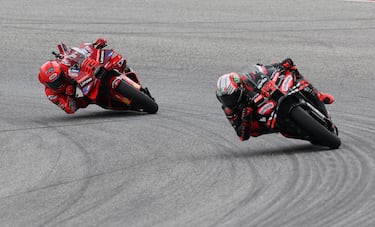 Marco Bezzecchi en acción con Marc Márquez durante la carrera de MotoGP.