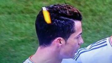 El mechero impacta sobre Cristiano.