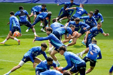 Almería y Oviedo inician su viaje rumbo a Primera