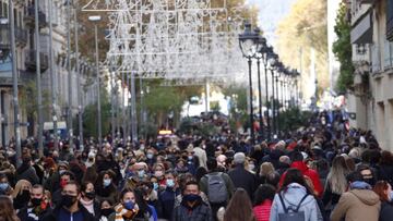 BARCELONA, 08/12/2020.- Multitud de personas pasean por el Portal del &Aacute;ngel de Barcelona, hoy martes. Las autoridades sanitarias catalanas siguen de cerca la evoluci&oacute;n de los indicadores epid&eacute;micos para ver si la velocidad de contagio