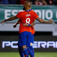 Chile se recupera en la rara noche de los goles y penales