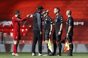 Andy Robertson y Jürgen Klopp, jugador y exentrenador del Liverpool, protestan al árbitro David Coote.