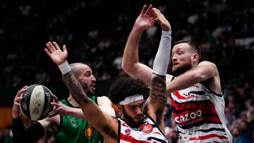 BADALONA, 17/02/2023.- El escolta del Joventut Pau Ribas (i) lucha con Markus Howard (c) y Matt Costello (d), ambos del Baskonia, durante el encuentro correspondiente a los cuartos de final de la Copa del Rey que se disputa hoy viernes en el Pabellón Olímpico de Badalona. EFE/ Enric Fontcuberta.