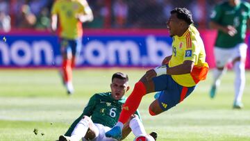 AMDEP8513. EL ALTO (BOLIVIA), 10/10/2024.- Héctor Cuellar (abajo) de Bolivia disputa el balón con Roger Martínez de Colombia este jueves, en un partido de las eliminatorias sudamericanas para el Mundial de 2026 entre Bolivia y Colombia en el estadio Municipal en El Alto (Bolivia). EFE/ Luis Gandarillas