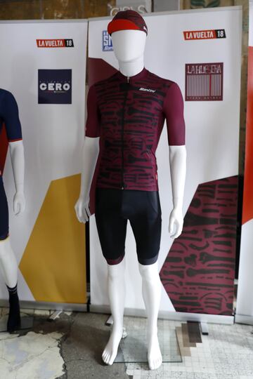 Uno de los diseños más innovadores se da en referencia a la etapa de Lagos de Covadonga, donde se destaca la 'Huesera'. El maillot lleva dibujados huesos sobre un fondo púpura y violeta resaltando también que "para subirlo te dejas los huesos".