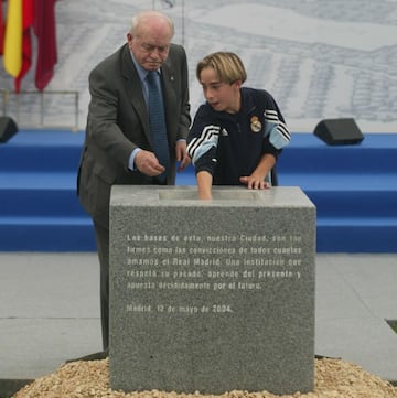 Dani Carvajal, junto a Alfredo Di St&eacute;fano, en el acto de colocaci&oacute;n de la primera piedra de la Ciudad Real Madrid de Valdebebas, el 12 de mayo de 2004.
