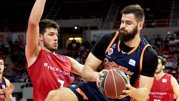 GRAF3942. Zaragoza, 14/04/2018.- El pivot montenegrino del Valencia Basket, Bojan Dubljevic (d), con el balón ante el alero del Tecnyconta Zaragoza, Jonathan Barreiro, durante el partido correspondiente a la jornada 28 de la Liga Endesa disputado e