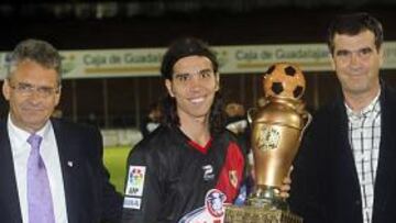 Yuma recogió el trofeo.