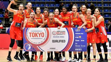 Spanish team players celebrate at the end of the FIBA Womenx92s Olympic qualifying basketball tournament match between Britain and Spain in Belgrade on February 9, 2020. (Photo by ANDREJ ISAKOVIC / AFP)