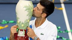 Novak Djokovic besa el trofeo de campe&oacute;n tras derrotar a Milos Raonic en la final del Western &amp; Southern Open, el Masters 1.000 de Cincinnati, en el USTA Billie Jean King National Tennis Center de Nueva York.