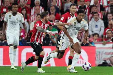 Iker Muniain ante Bellingham durante el partido.