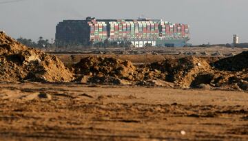   El buque de transporte de mercancías (Ever Given) sigue encallado en el Canal de Suez, un canal navegable situado en Egipto que une el mar Mediterráneo con el mar Rojo, debido a una tormenta de arena y de fuerte viento. Numerosos barcos han quedado atascados debido a una tormenta de arena y de fuerte viento con embarcaciones queriendo cruzar el canal. El Ever Given tiene 400 metros de eslora y pesa 200.000 toneladas sin carga, con capacidad de transportar 20.000 contenedores.