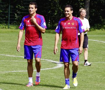 Los hermanos Degen se formaron y compartieron en el Basel de Suiza, llegando incluso a la selección adulta. Actualmente David sigue en ese club, mientras su hermano se retiró hace poco. 