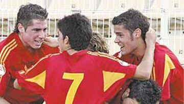 <b>TODOS A LA FINAL</b>. Los chavales de la Sub-17 celebran el gol que metió a España en la fi nal del Europeo.