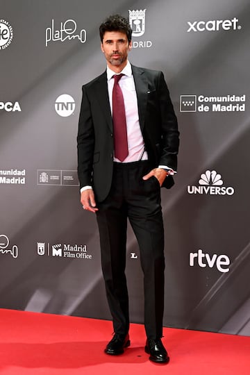 Matias Novoa posa en la alfombra roja.