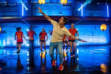 El artista venezolano es el compositor de &LaLaGol*, la canci車n del Campeonato del Mundo de Balonmano Femenino 2021 y en cuyo videoclip aparecen las Guerreras.